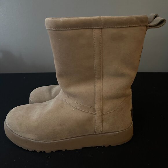 EUC, UGG Women's Classic Short Boot Waterproof, size 8.5, tan - Picture 3 of 5